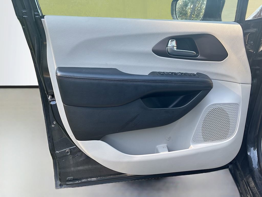 Used 2019 Chrysler Pacifica Touring-L image 38