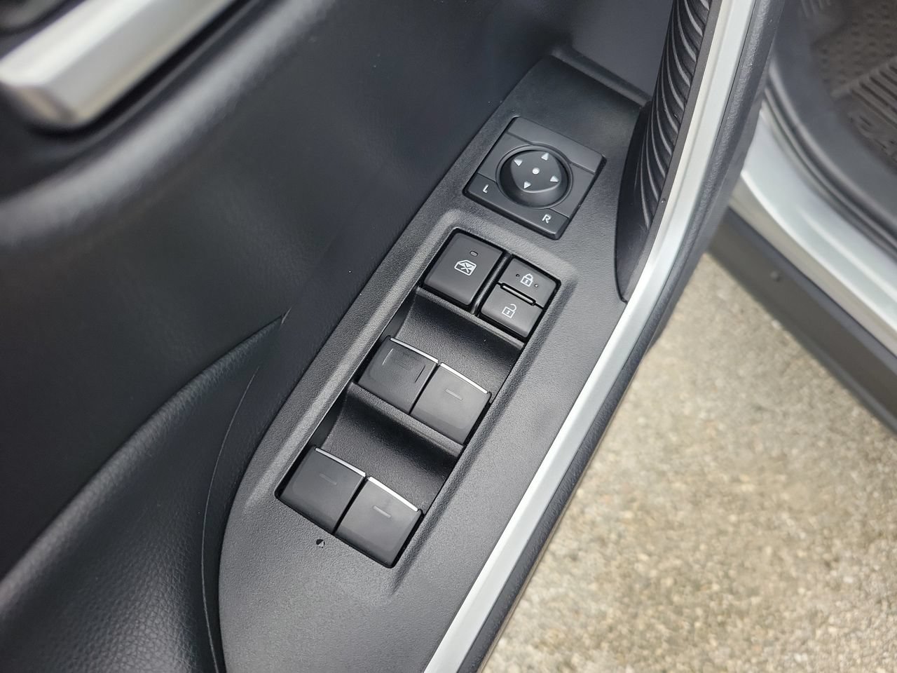 Used 2024 Toyota RAV4 XLE w/ Convenience Package FWD image 15