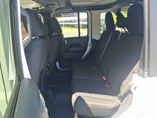 Used 2018 Jeep Wrangler Unlimited Sahara AWD/4WD image 10