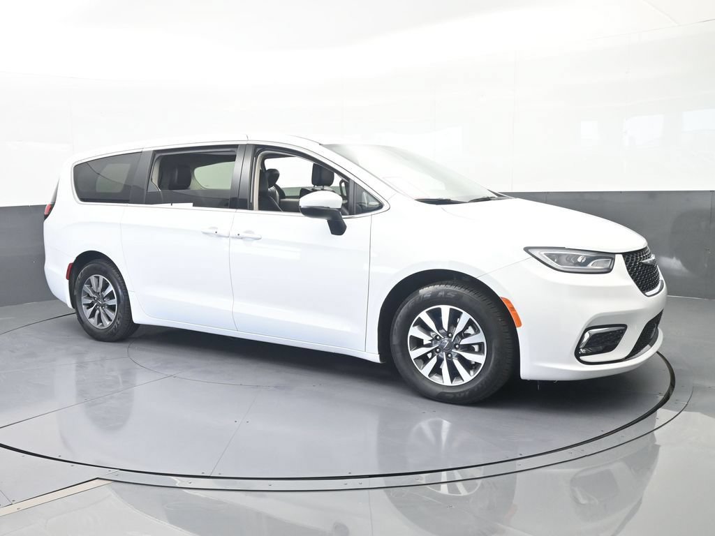 Used 2023 Chrysler Pacifica Touring-L FWD image 8