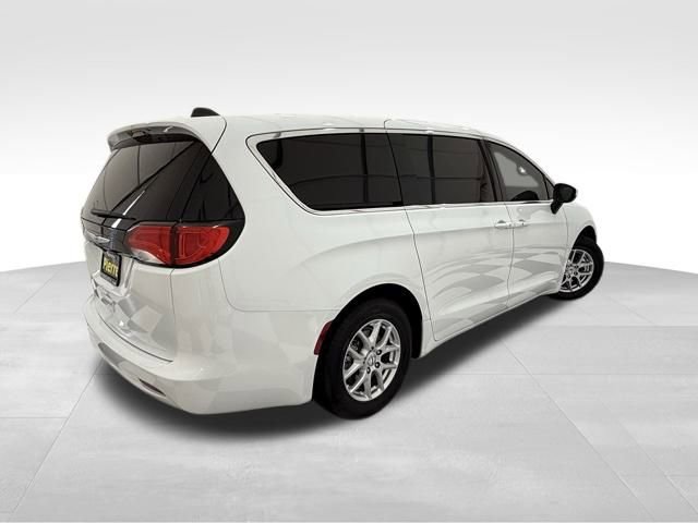 Used 2023 Chrysler Voyager LX image 7
