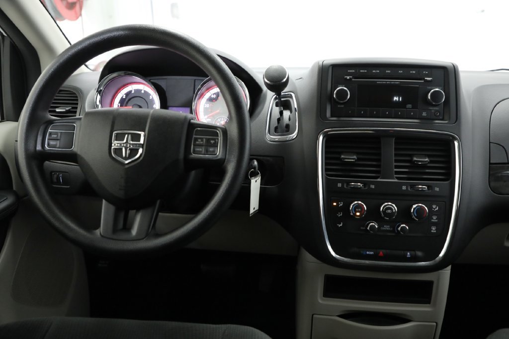 Used 2016 Dodge Grand Caravan SE w/ Quick Order Package 29E SE FWD image 2