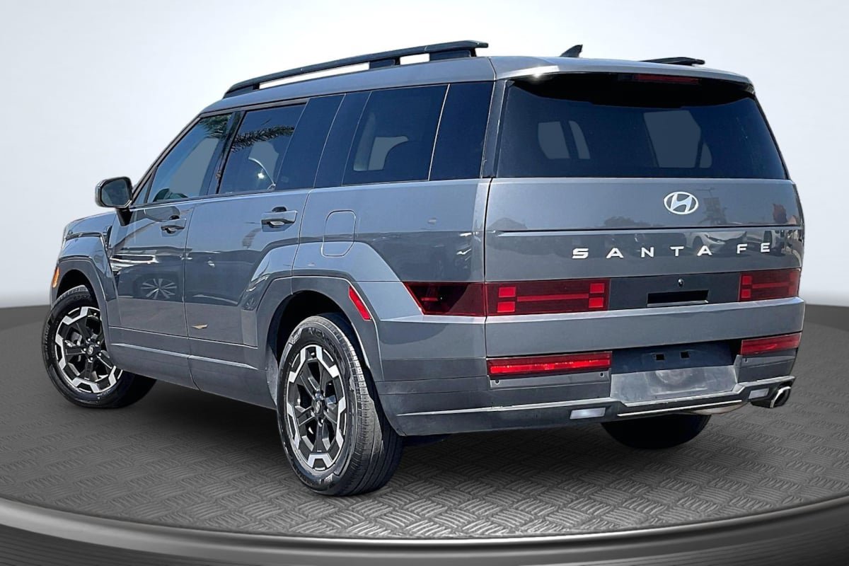 Used 2025 Hyundai Santa Fe SEL FWD image 2
