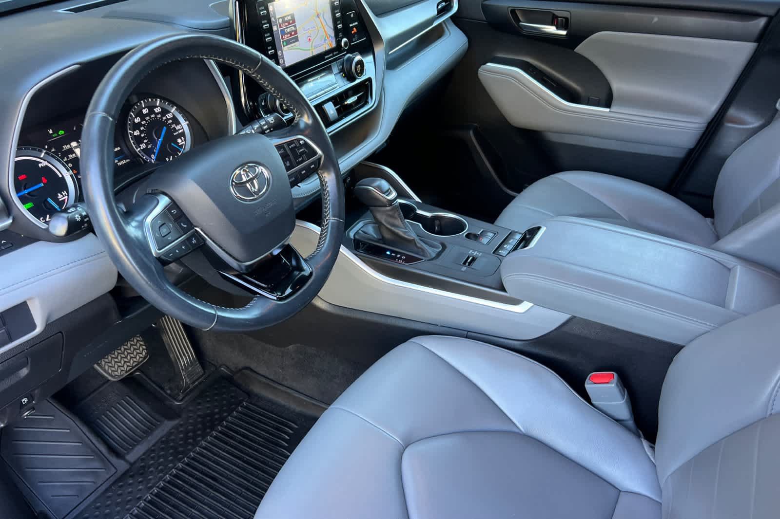 Used 2021 Toyota Highlander XLE AWD/4WD image 11
