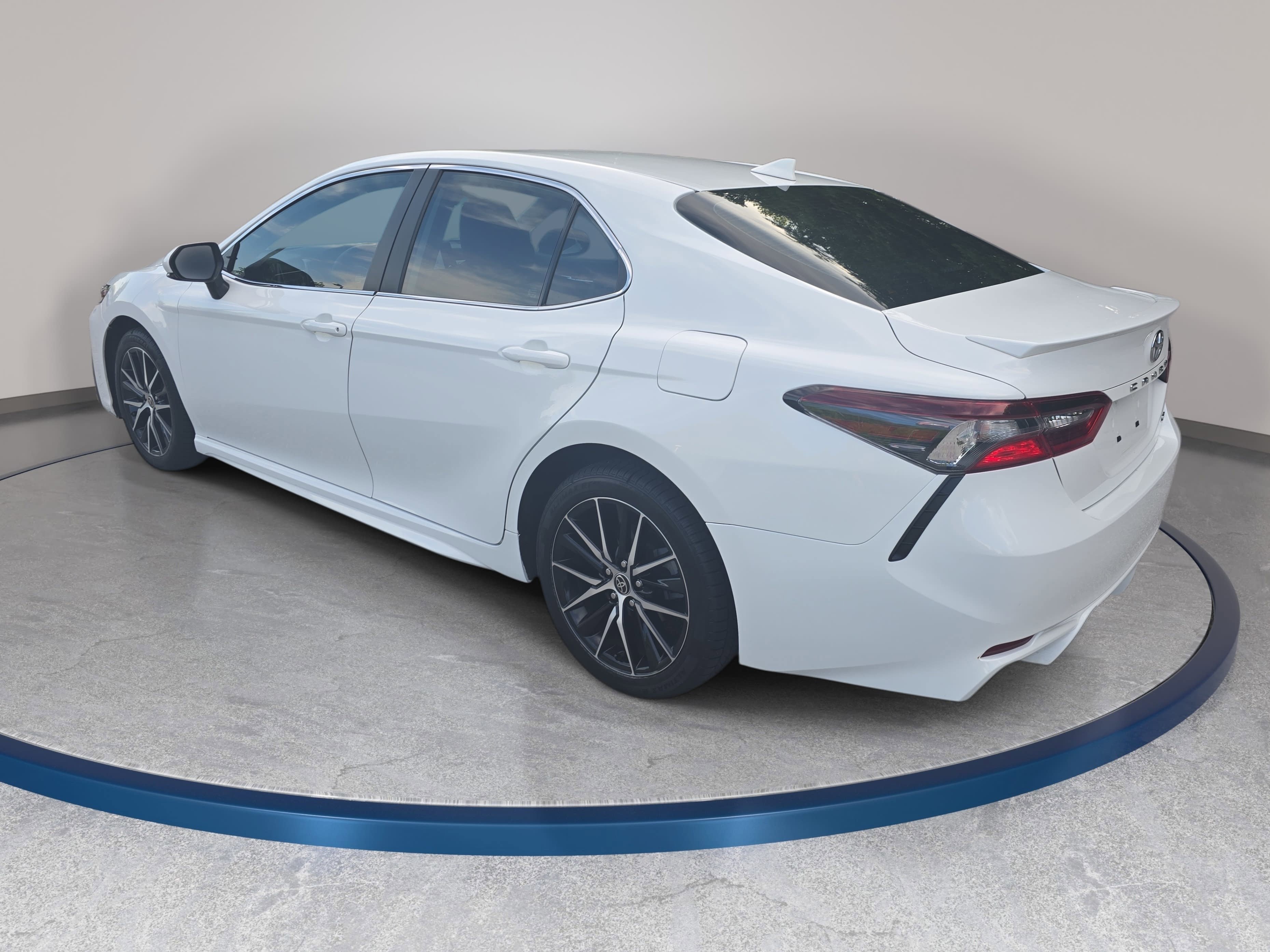 Used 2023 Toyota Camry SE FWD image 7