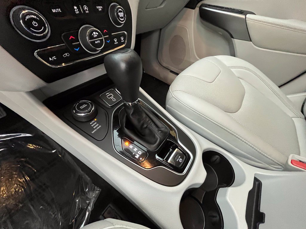 Used 2020 Jeep Cherokee Limited AWD/4WD image 27