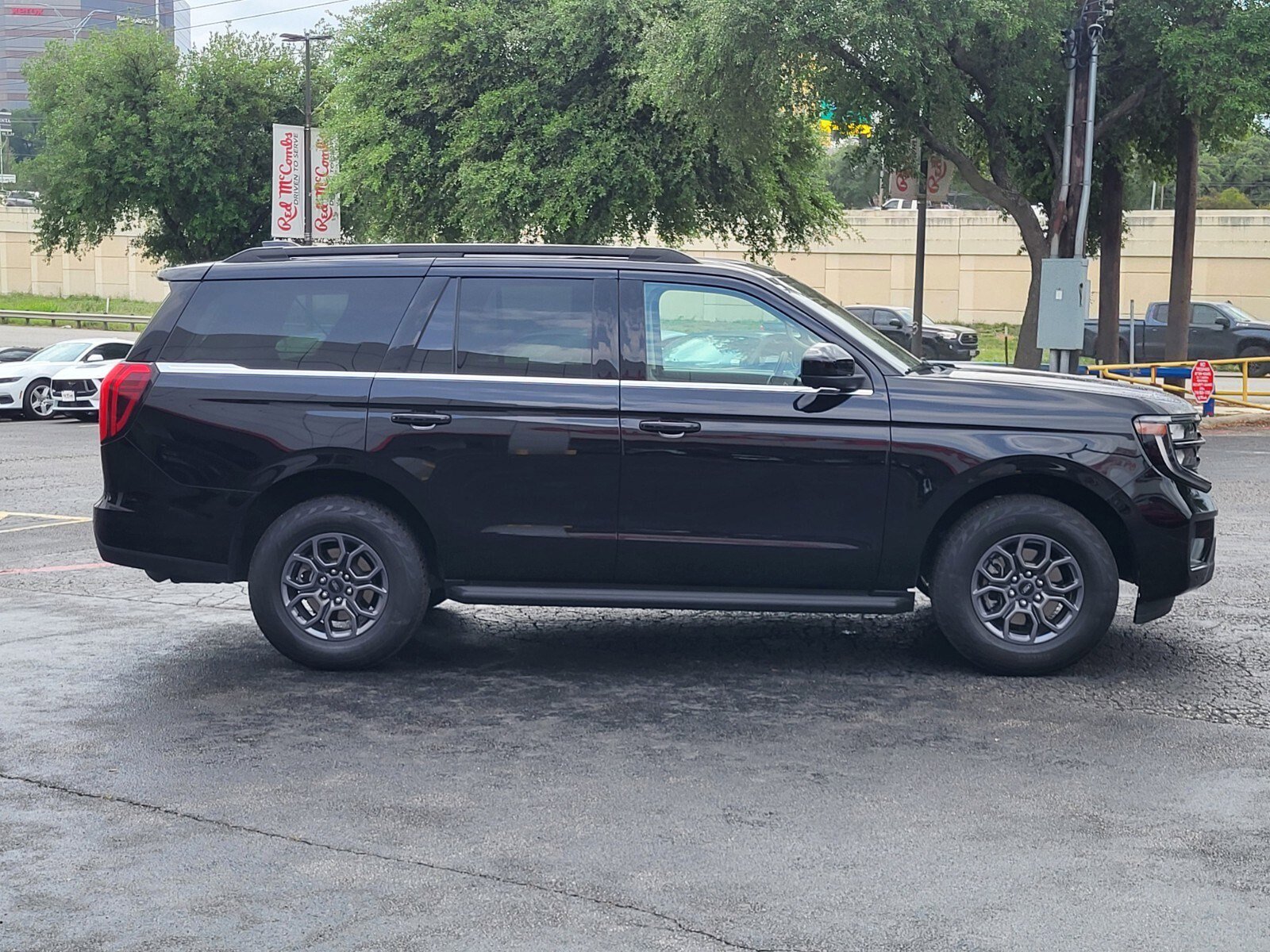 Certified 2025 Ford Expedition Active image 2