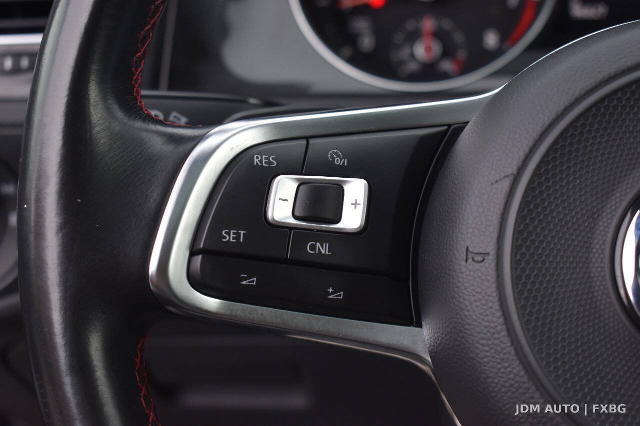 Used 2017 Volkswagen GTI SE FWD image 19