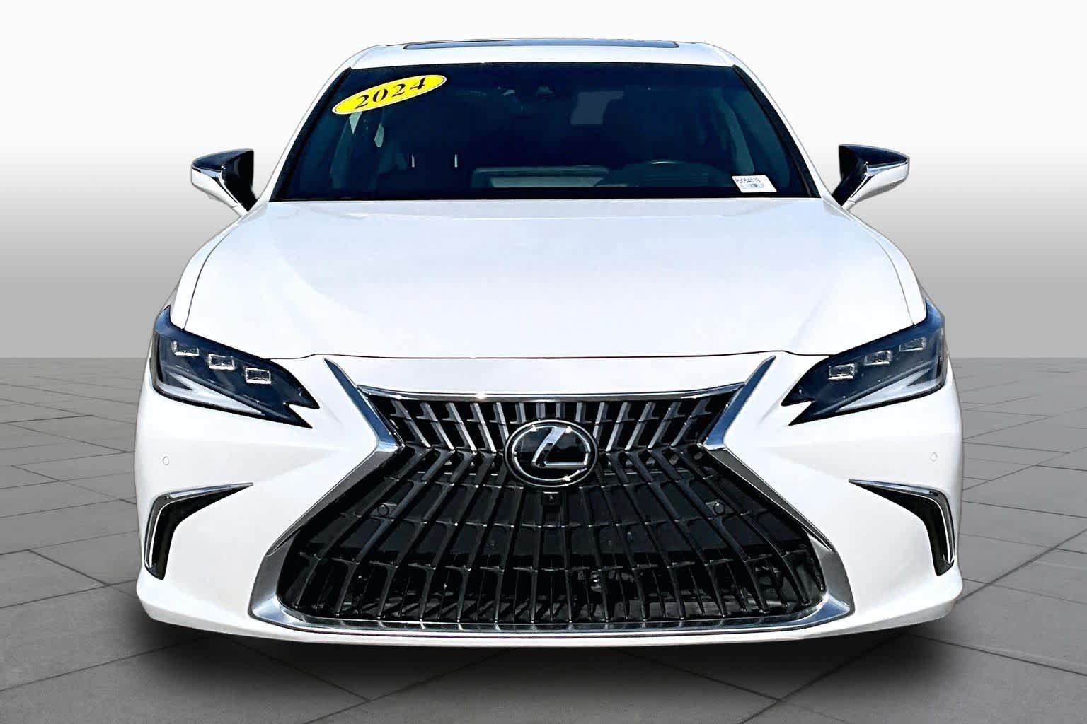 Used 2024 Lexus ES 300h w/ Luxury Package FWD image 3