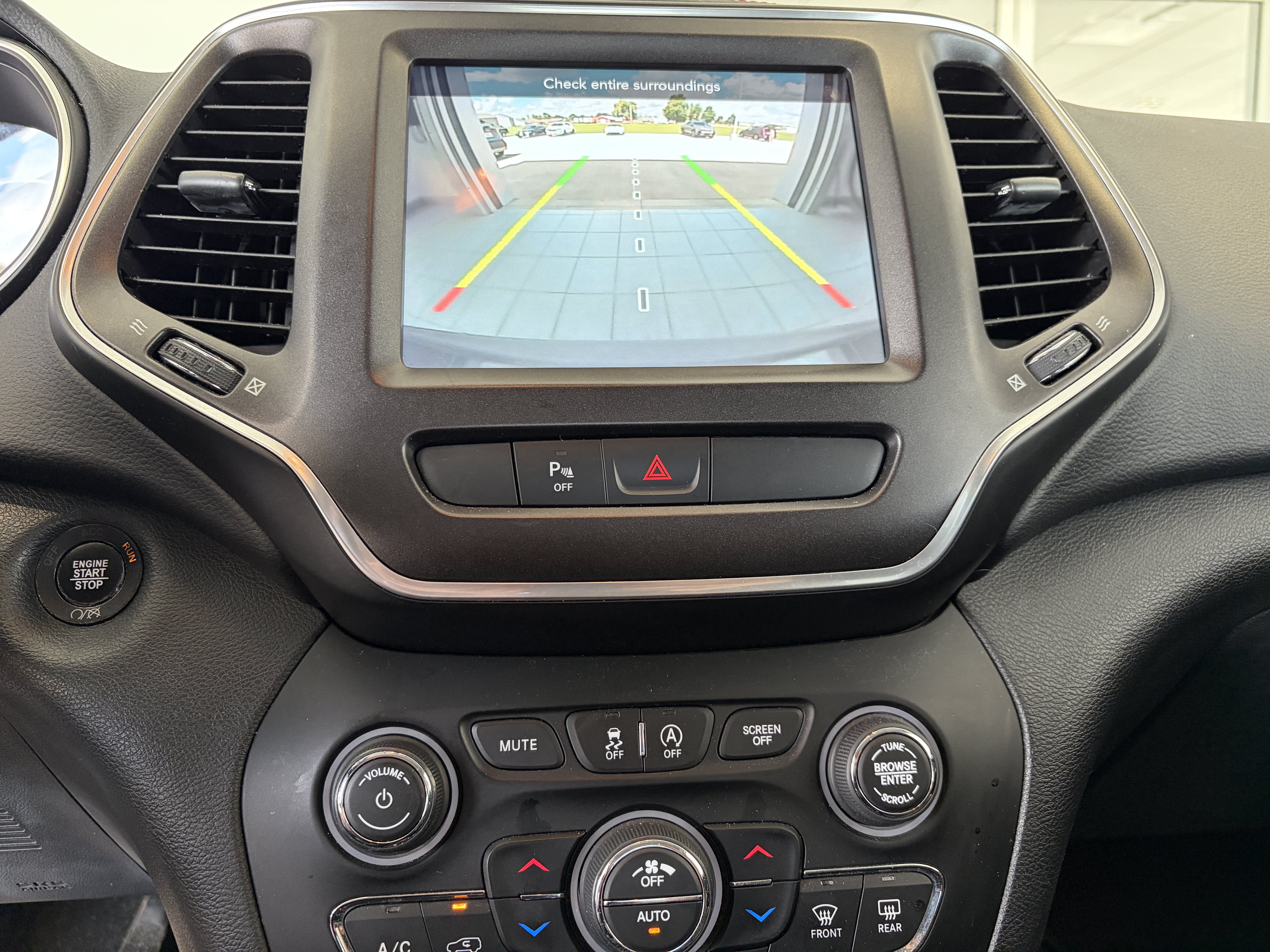 Used 2020 Jeep Cherokee Trailhawk w/ Cold Weather Group AWD/4WD image 15