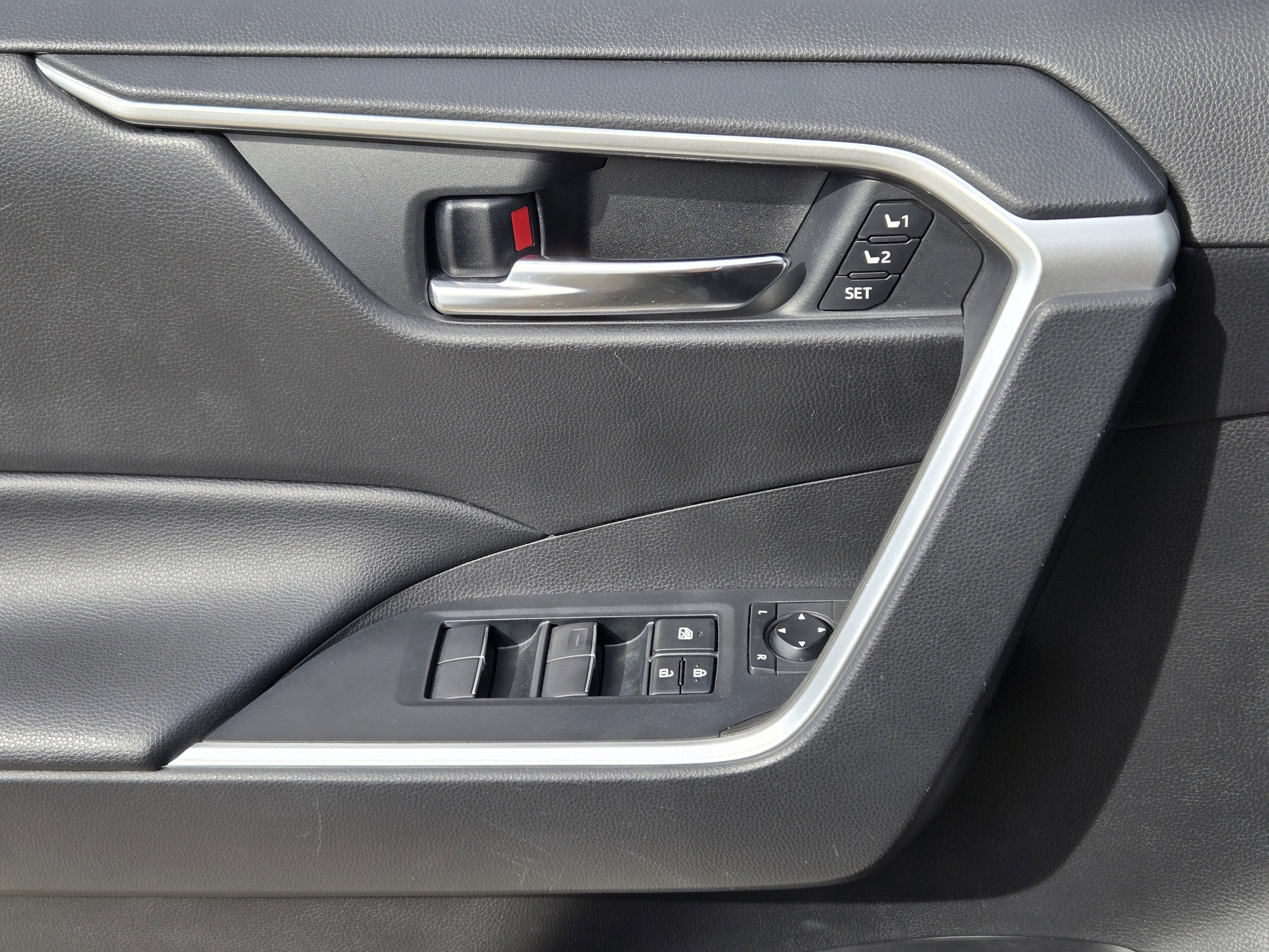 Used 2020 Toyota RAV4 XLE Premium image 27