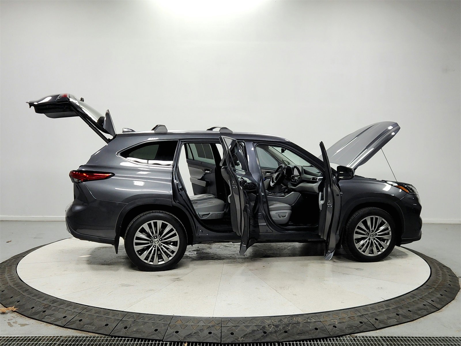 Used 2020 Toyota Highlander Platinum image 16