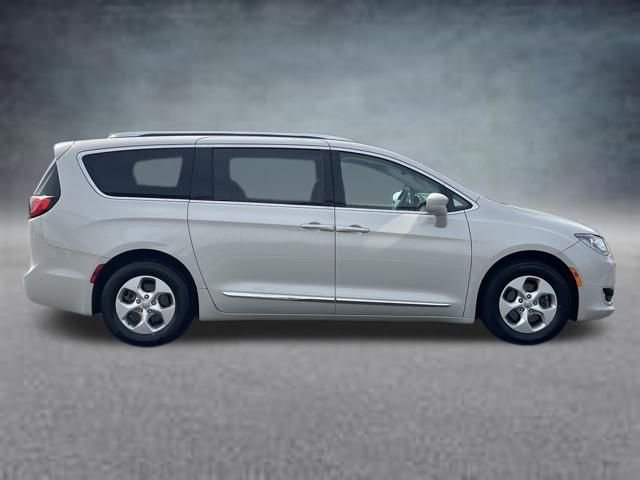 Used 2017 Chrysler Pacifica Touring-L Plus image 4