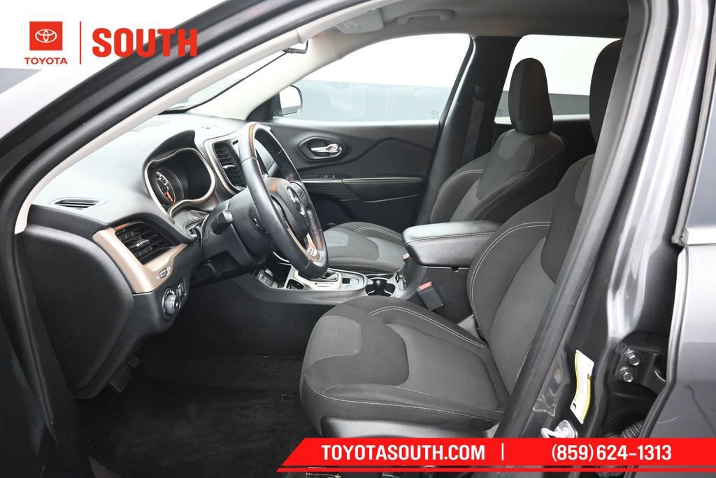 Used 2017 Jeep Cherokee Latitude w/ Comfort & Sound Group FWD image 9