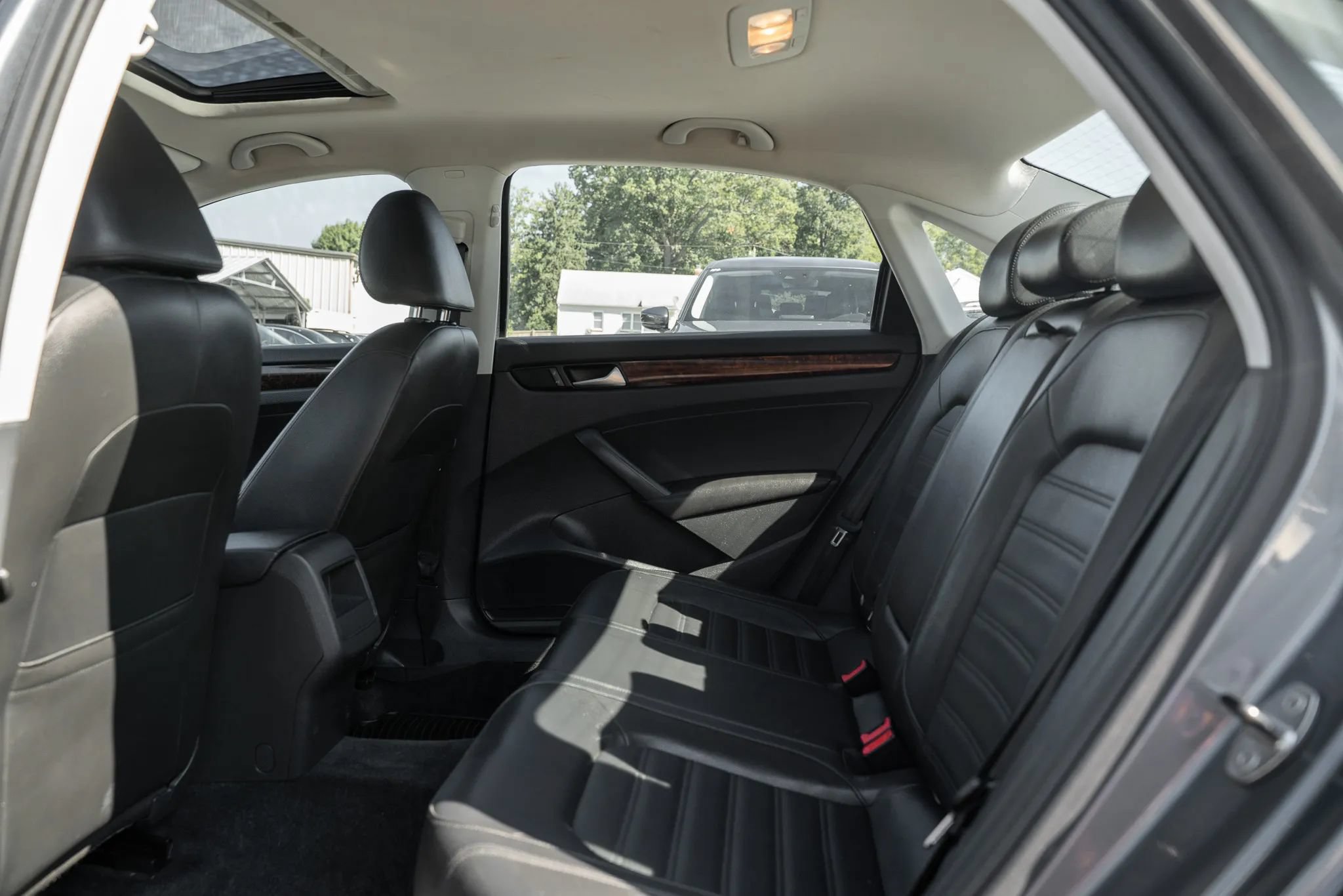 Used 2012 Volkswagen Passat 2.5 SEL FWD image 8