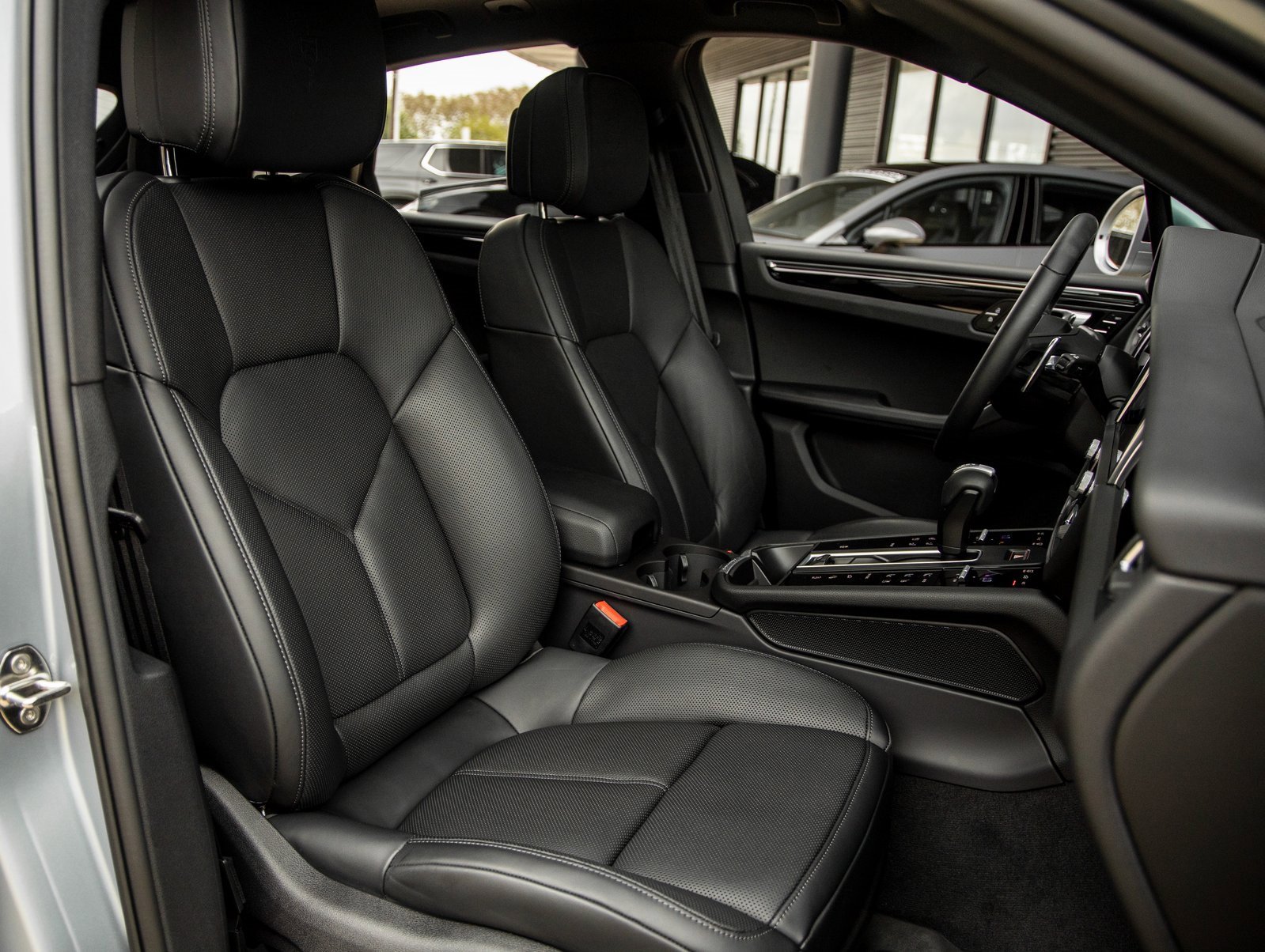 Used 2025 Porsche Macan image 45