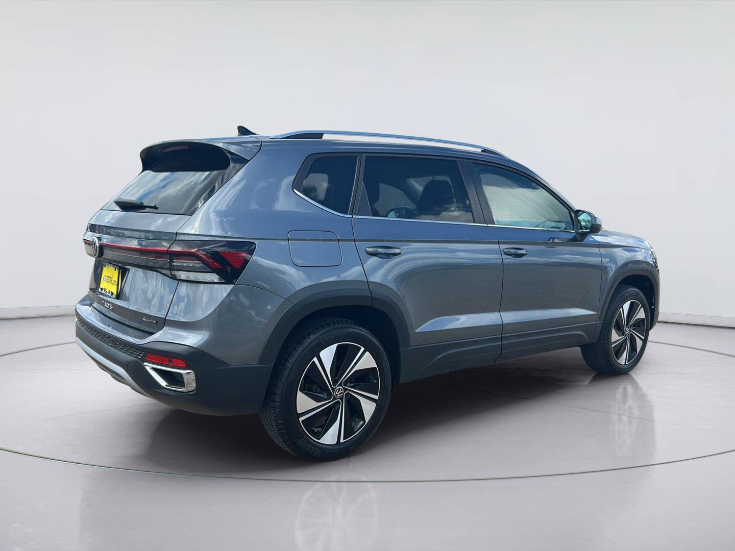 Used 2025 Volkswagen Taos SE AWD/4WD image 4