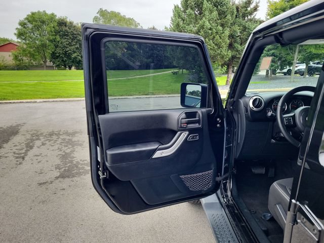 Used 2016 Jeep Wrangler Unlimited Sahara w/ Connectivity Group AWD/4WD image 12