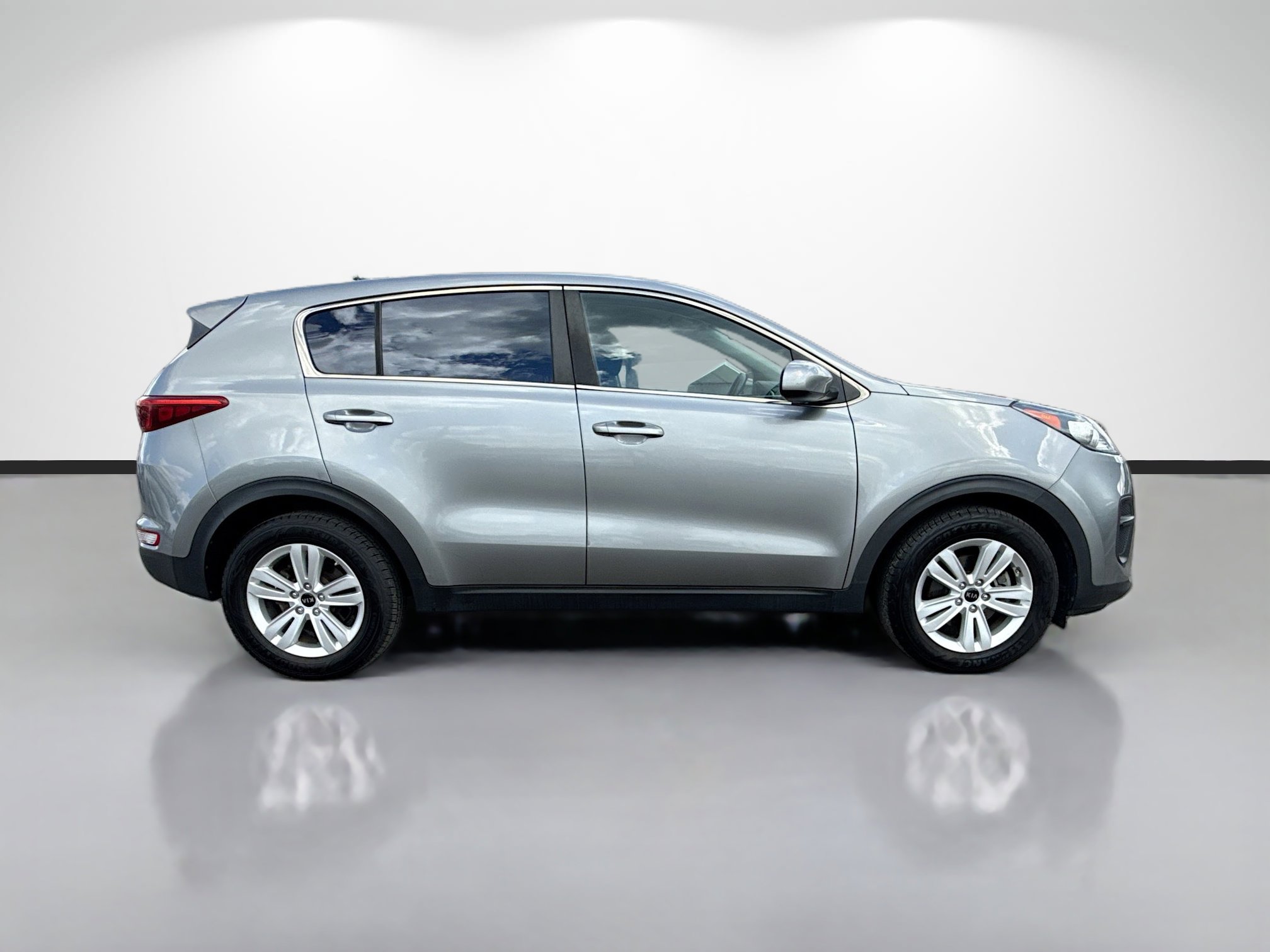 Used 2019 Kia Sportage LX image 2