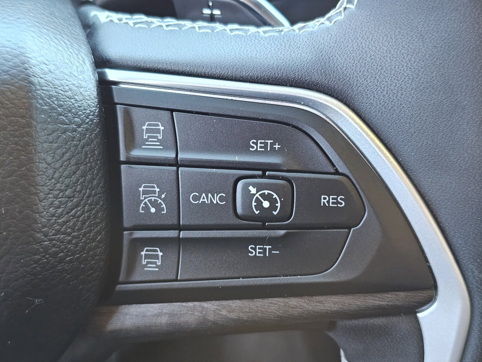 Used 2023 Jeep Grand Cherokee Limited w/ Trailer Tow Prep Group (B) image 16