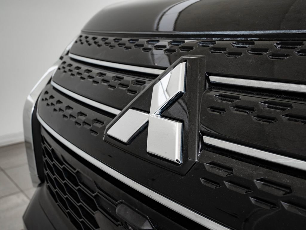 Used 2024 Mitsubishi Outlander SE image 3