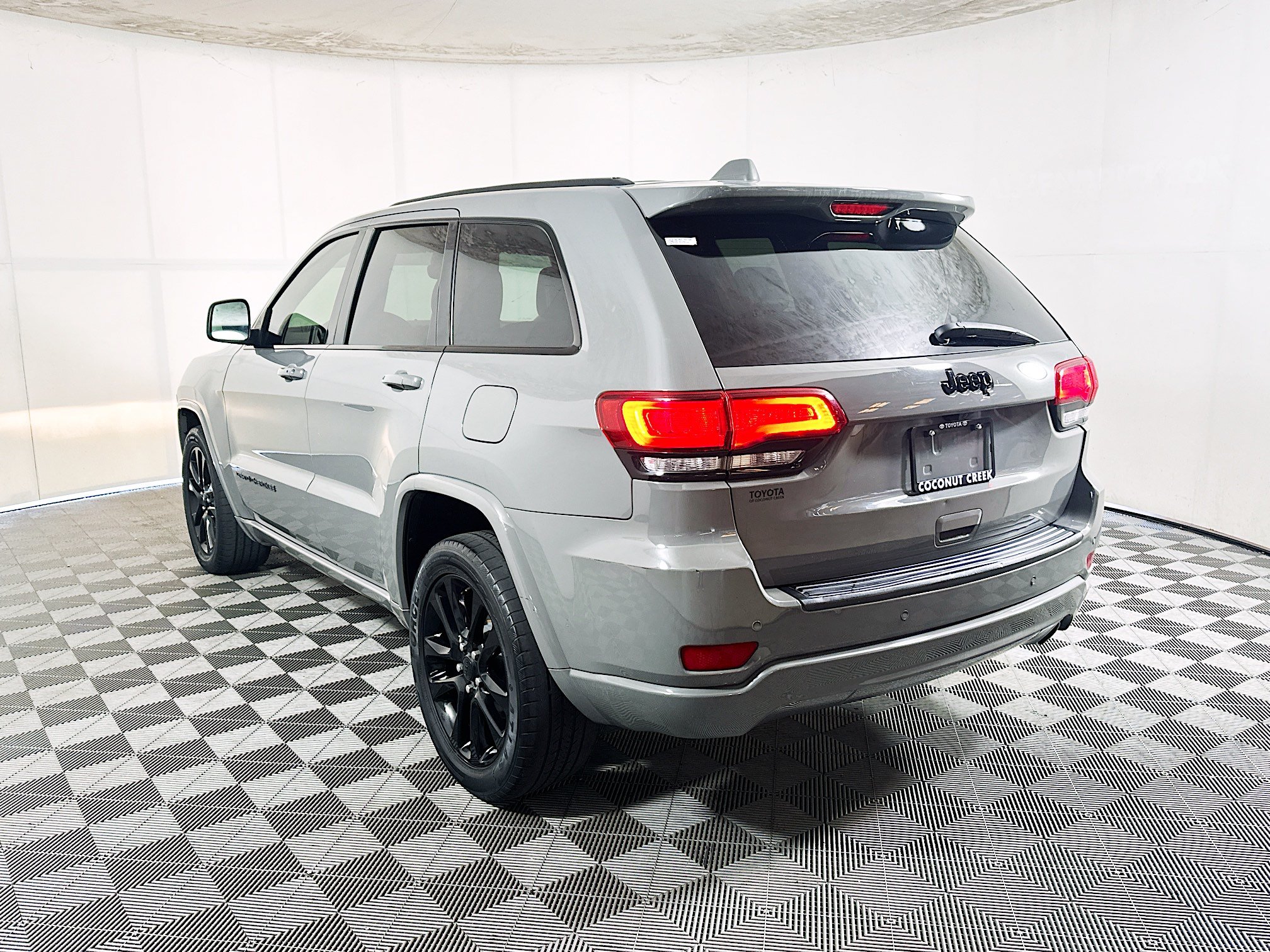 Used 2020 Jeep Grand Cherokee Altitude RWD image 5