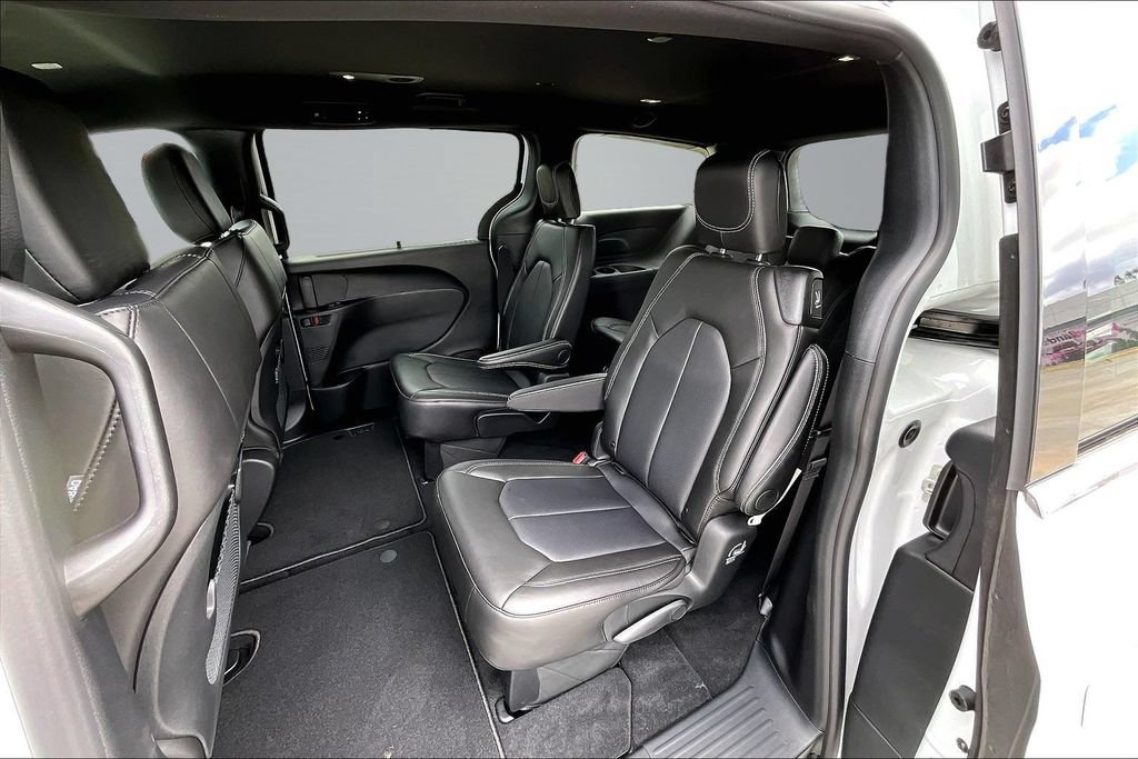 New 2026 Chrysler Pacifica Select FWD image 19