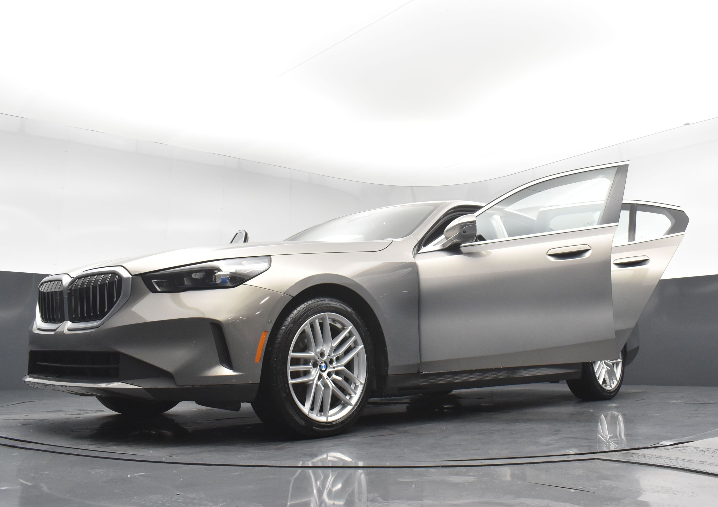Used 2024 BMW 530i xDrive image 34