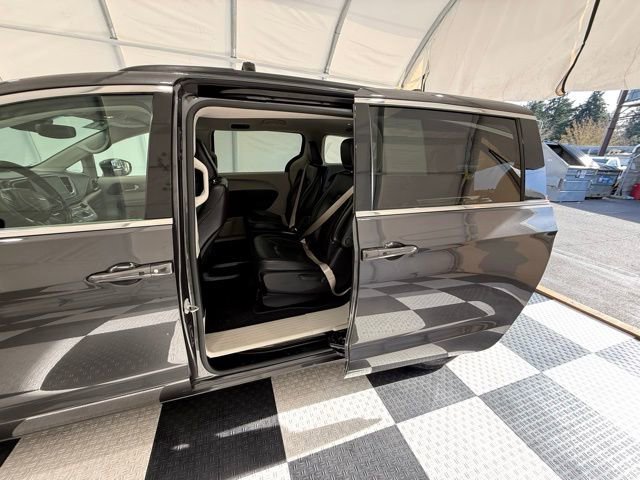 Used 2022 Chrysler Pacifica Touring-L image 31