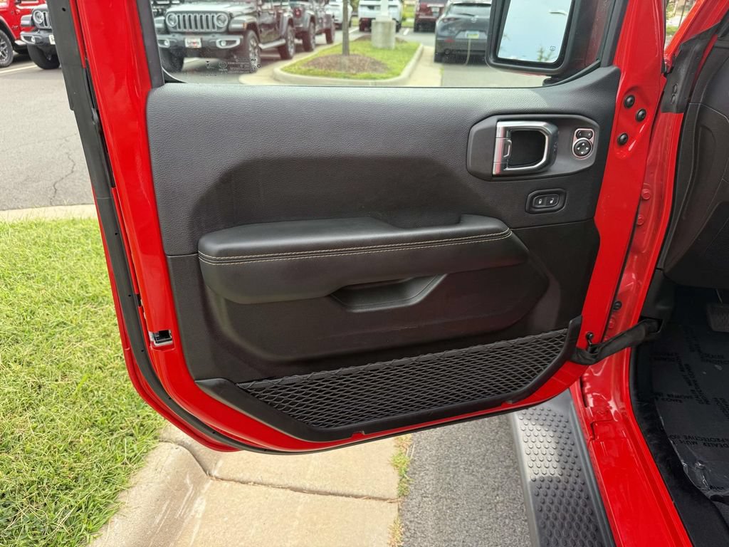 Used 2025 Jeep Wrangler Unlimited Sahara AWD/4WD image 31