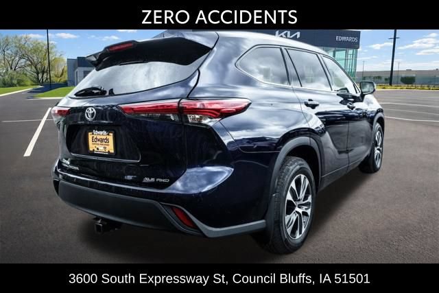 Used 2021 Toyota Highlander XLE AWD/4WD image 6