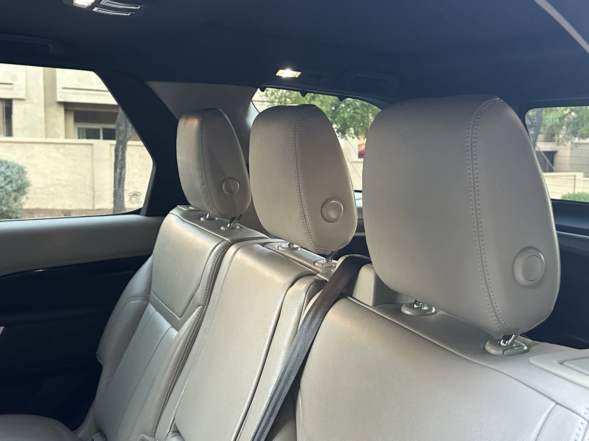 Used 2018 Land Rover Discovery SE image 19