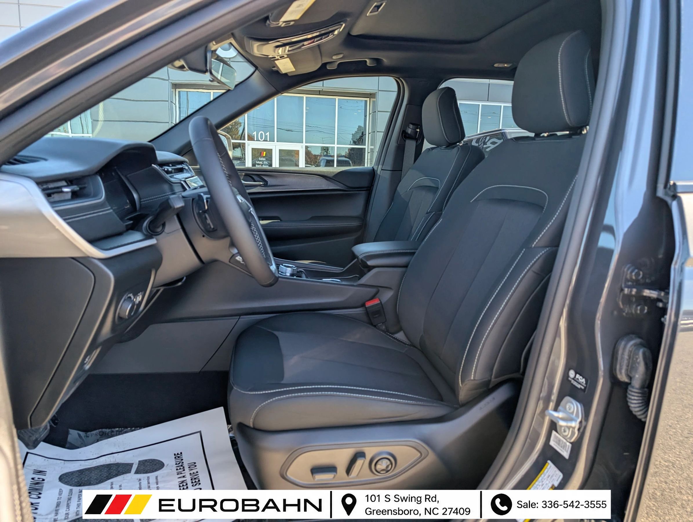 Used 2025 Jeep Grand Cherokee Laredo X AWD/4WD image 7