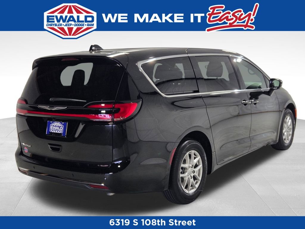 New 2026 Chrysler Pacifica Select image 3