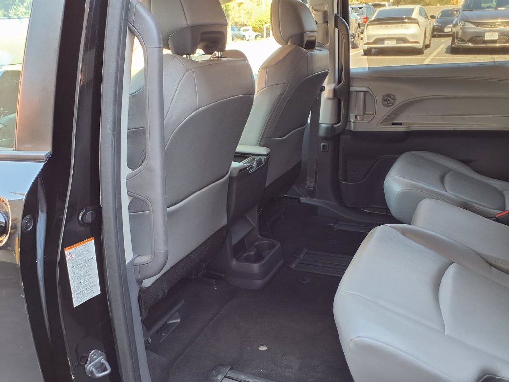Certified 2024 Toyota Sienna XLE FWD image 24