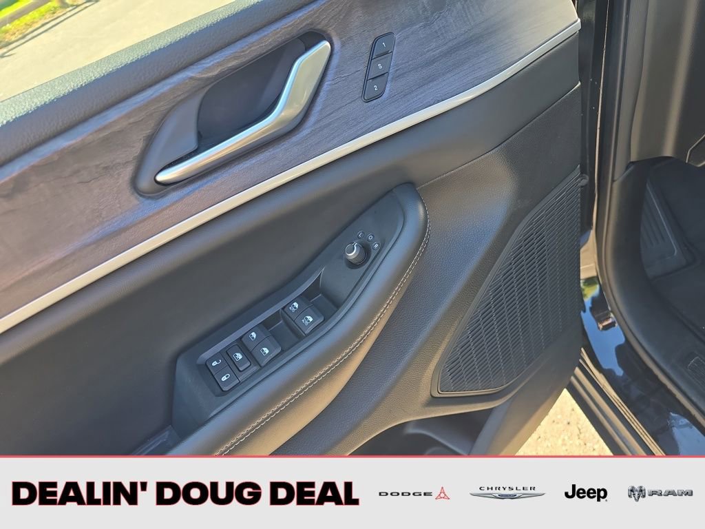 Used 2023 Jeep Grand Cherokee Limited image 13