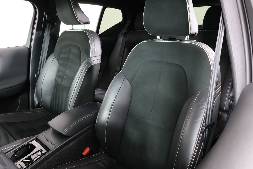 Used 2022 Volvo XC40 T5 R-Design image 11