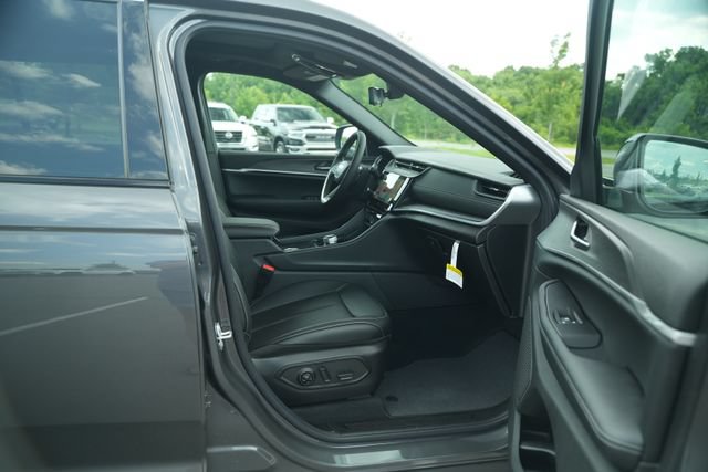 New 2026 Jeep Grand Cherokee L Limited w/ Luxury Tech Group II AWD/4WD image 19