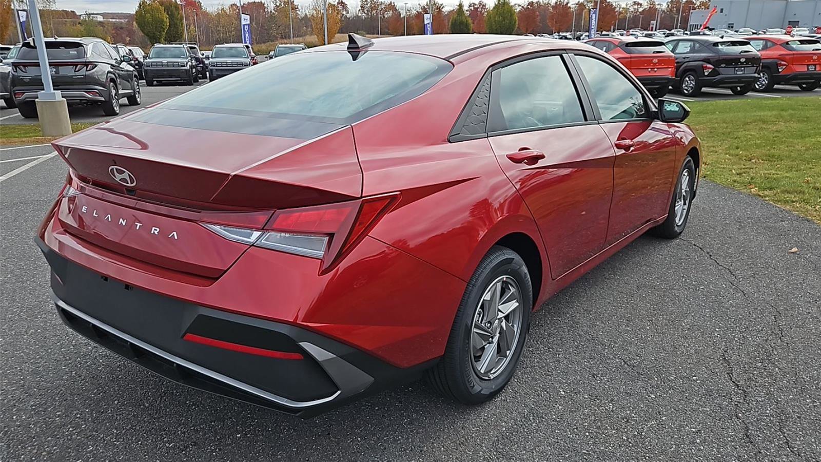 New 2025 Hyundai Elantra SE image 7