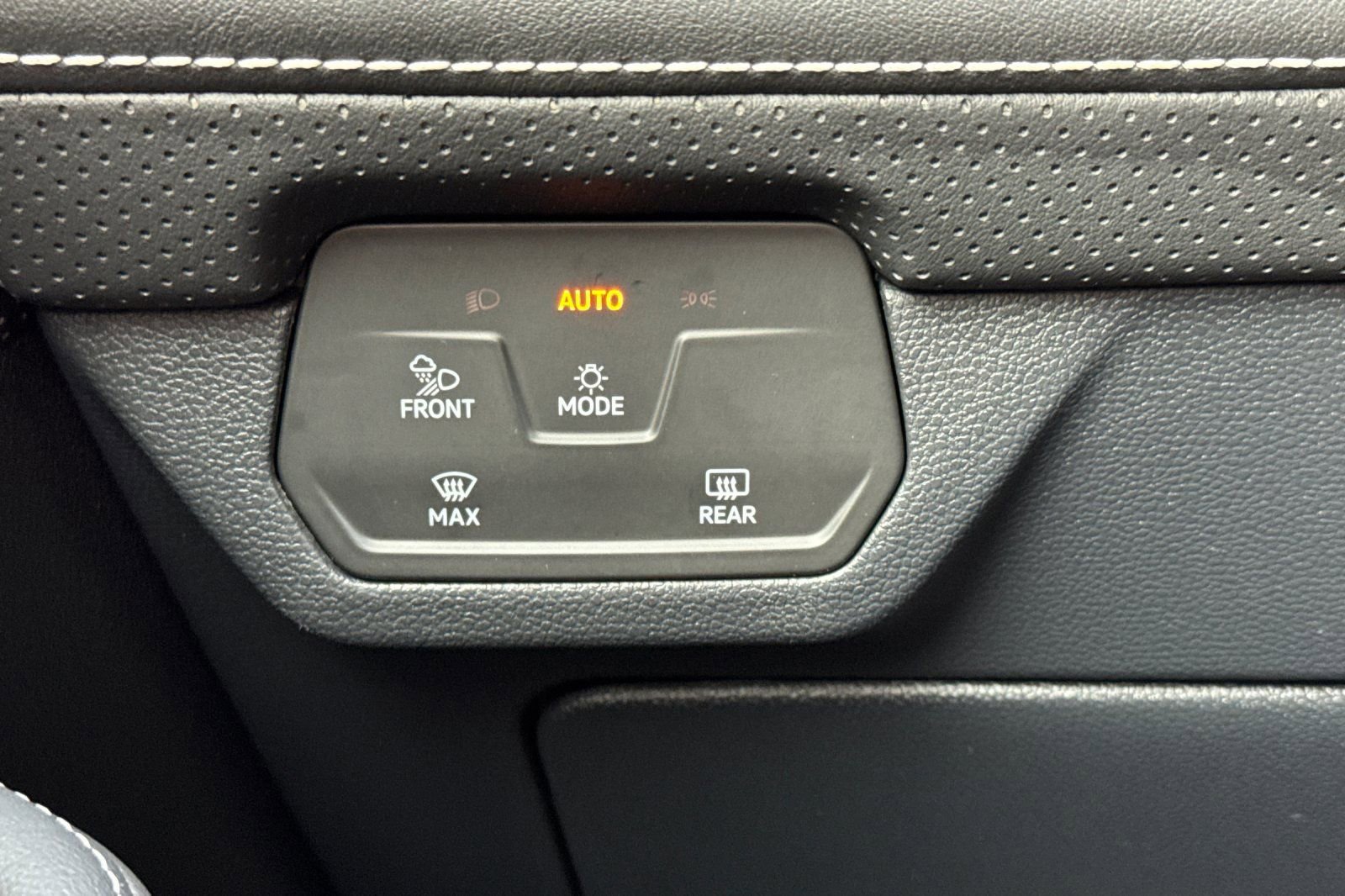 Used 2025 Volkswagen Atlas SE image 31