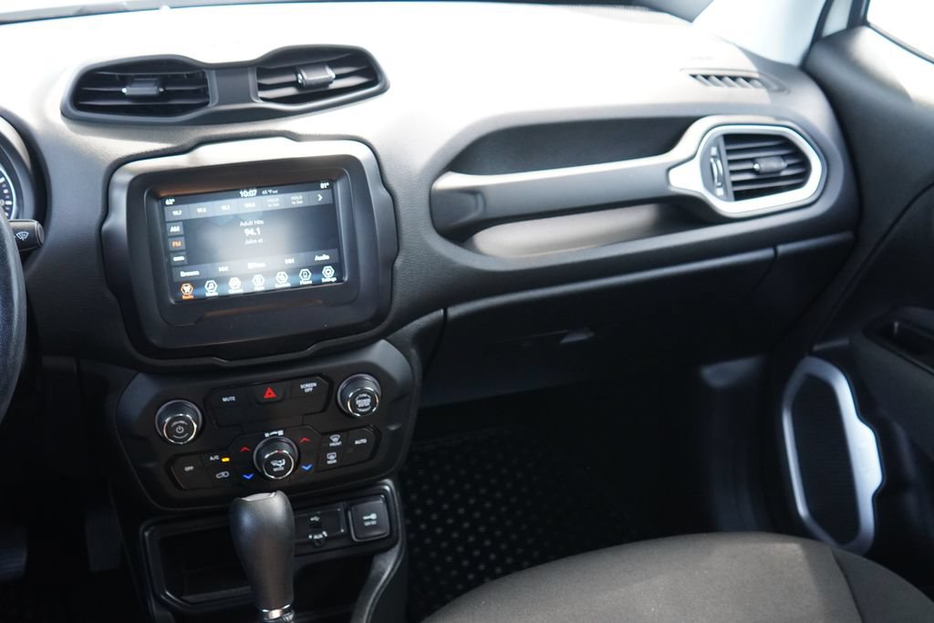 Used 2019 Jeep Renegade Latitude w/ Cold Weather Group FWD image 24