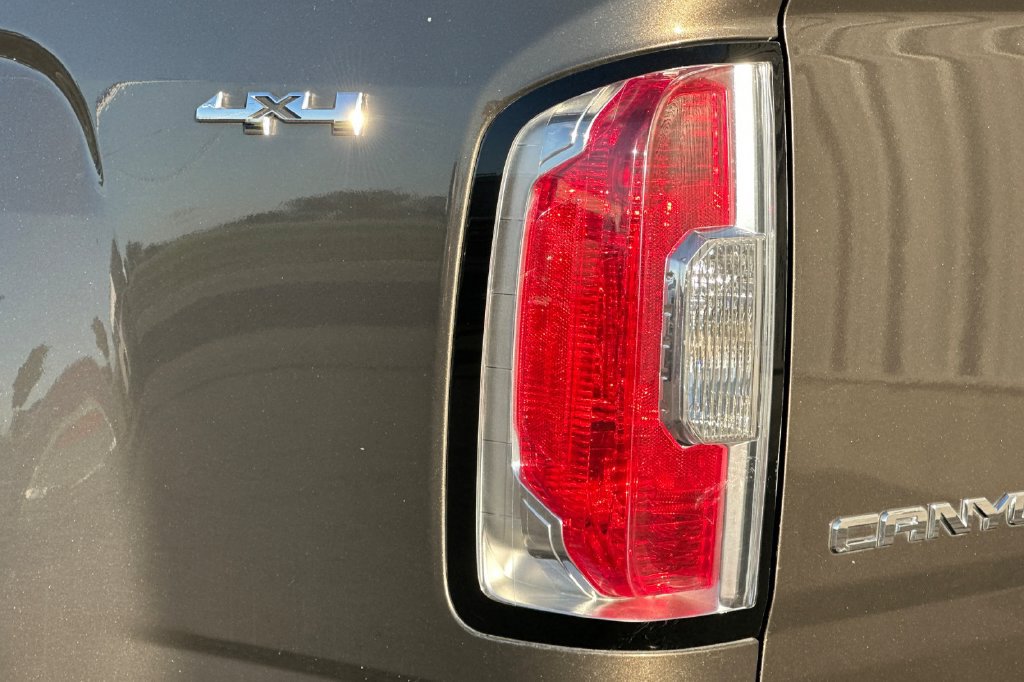 Used 2015 GMC Canyon SLT AWD/4WD image 9
