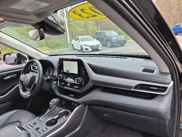 Used 2023 Toyota Highlander XLE AWD/4WD image 11