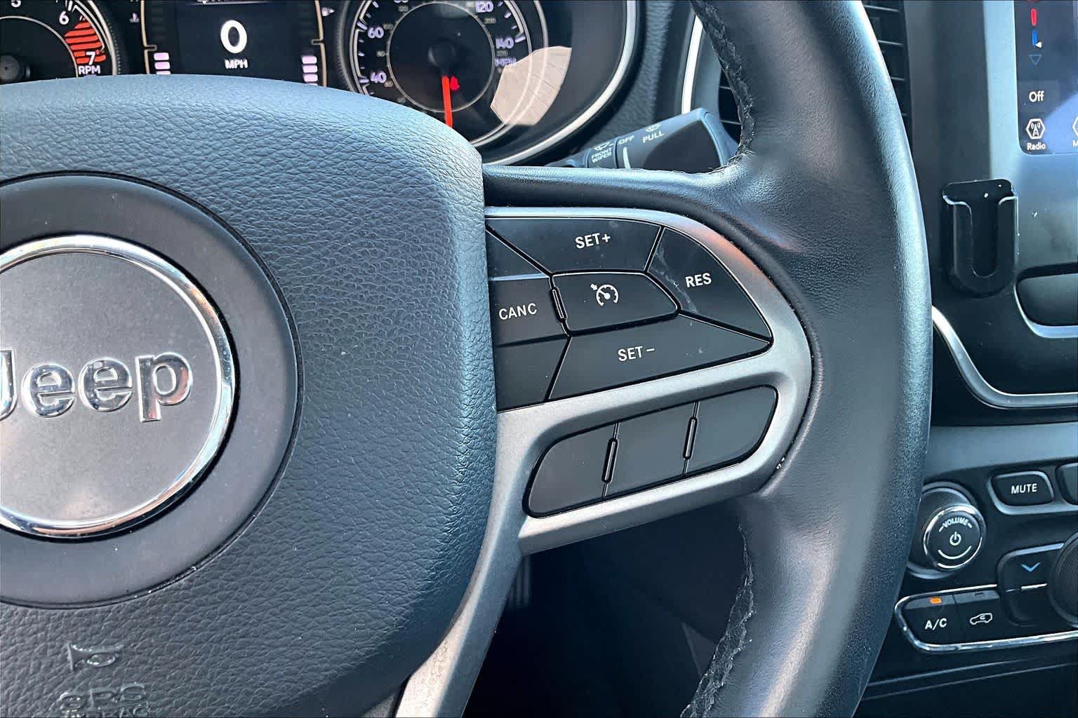 Used 2019 Jeep Cherokee Latitude Plus AWD/4WD image 24