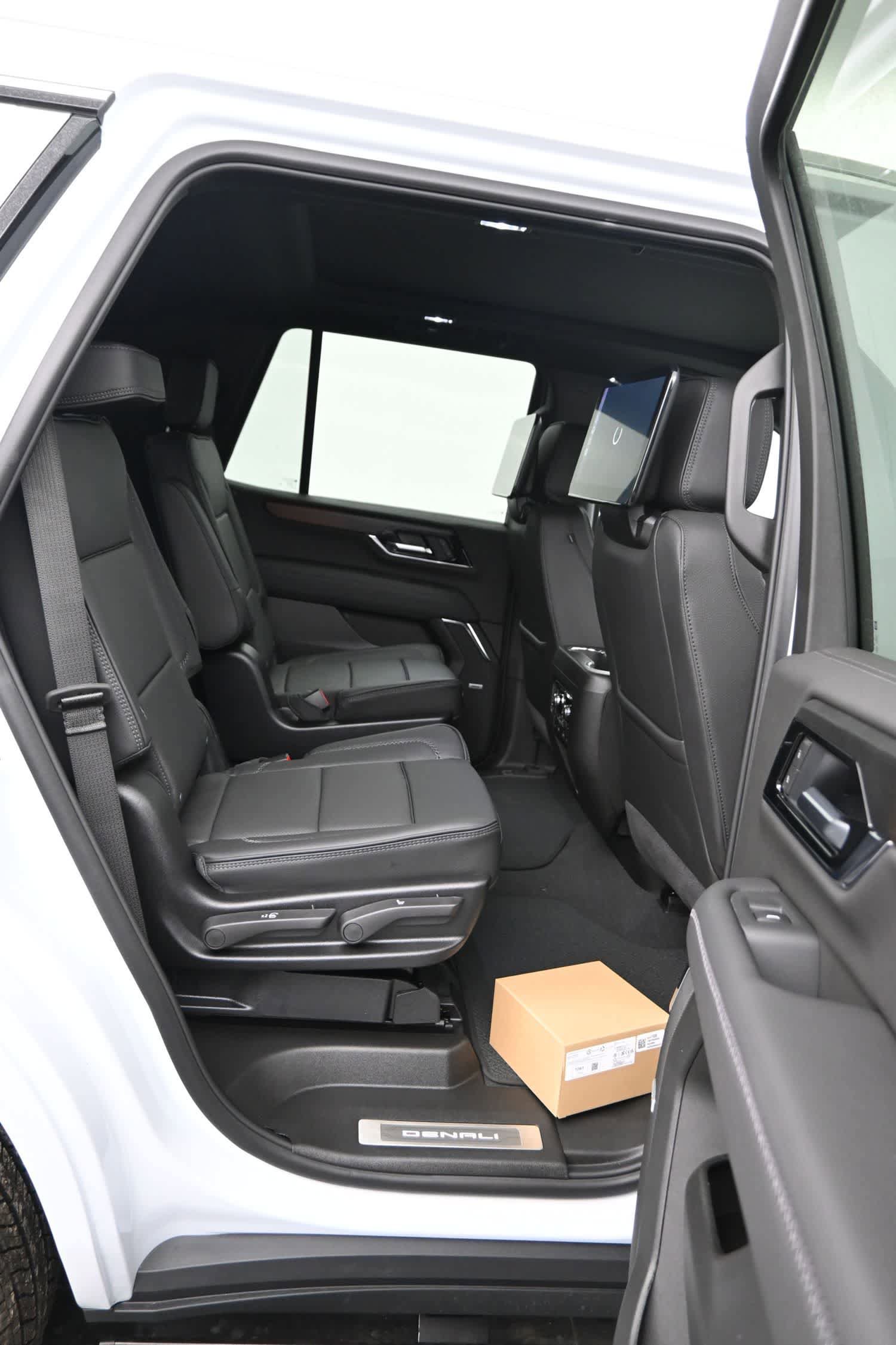New 2026 GMC Yukon Denali w/ Denali Reserve Package image 12
