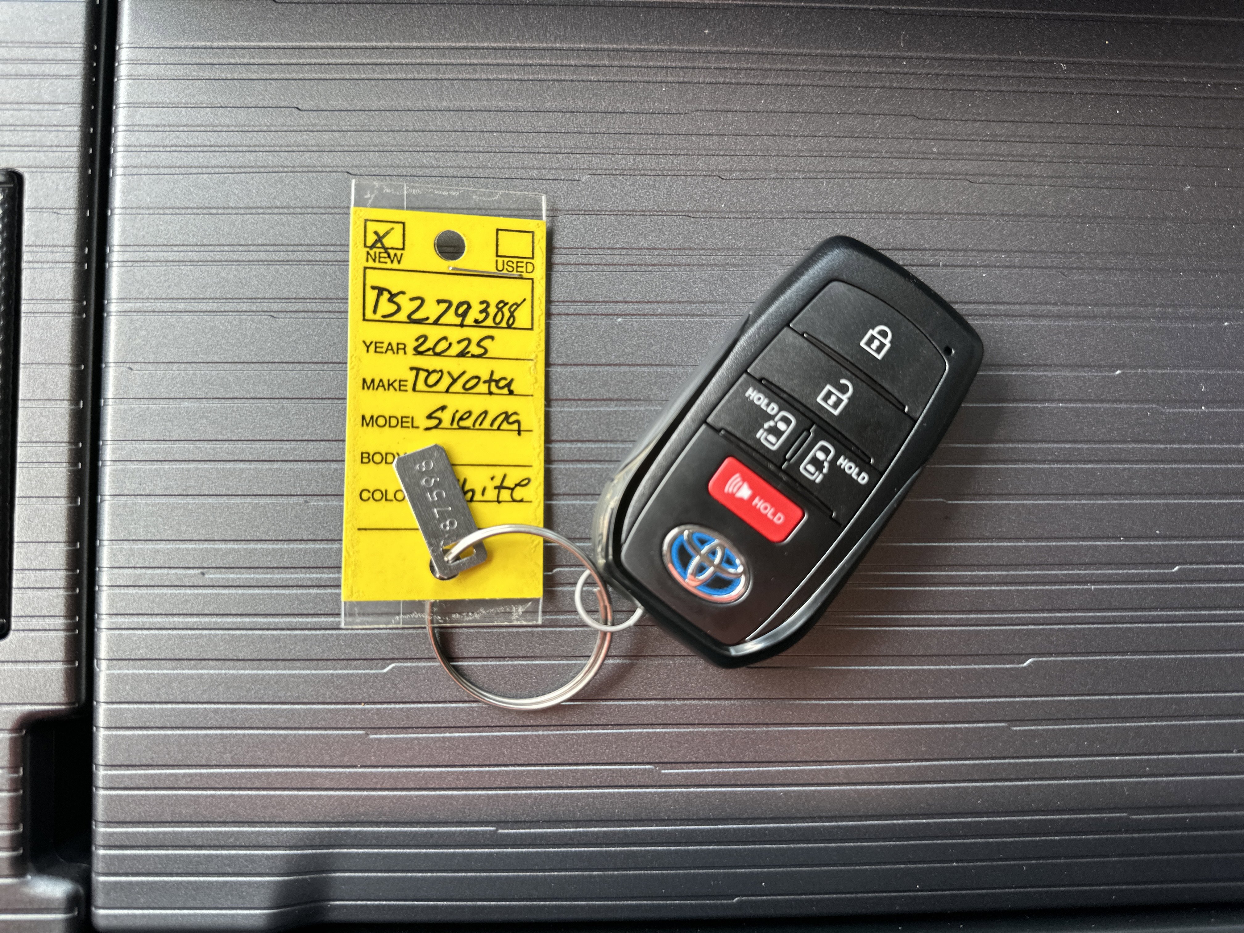 New 2025 Toyota Sienna LE image 31