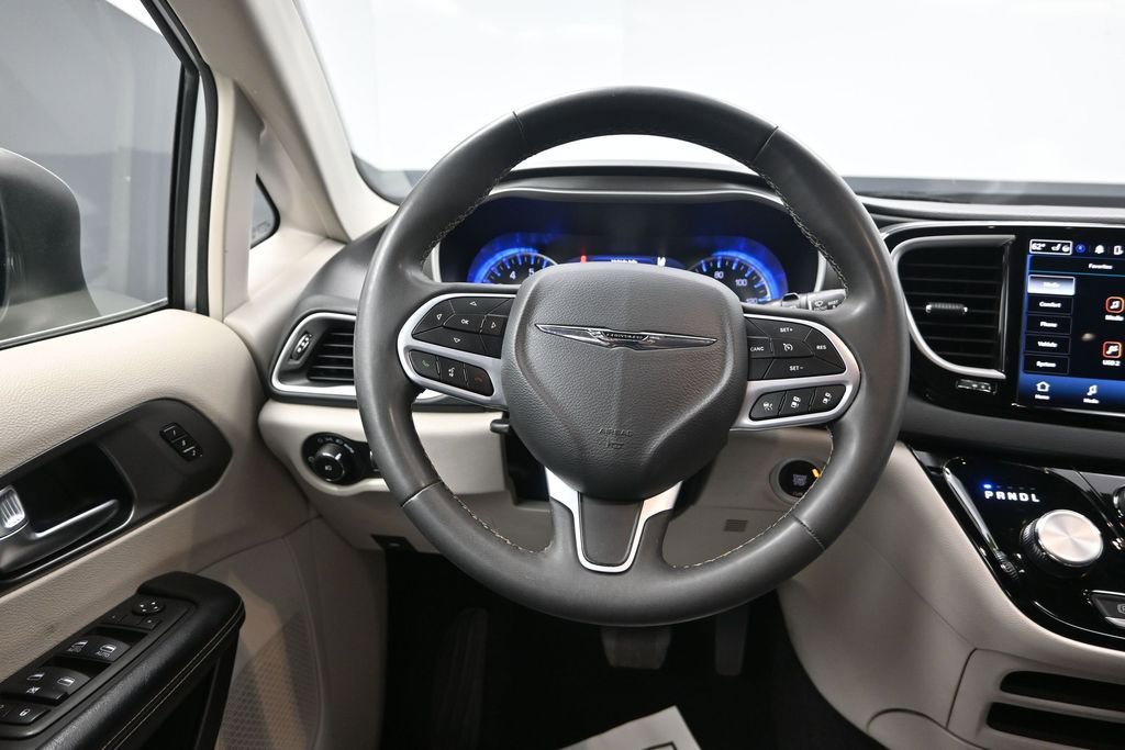 Used 2023 Chrysler Pacifica Touring-L FWD image 31