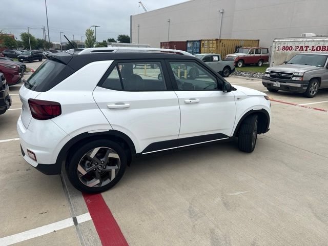 Used 2024 Hyundai Venue Limited FWD image 3
