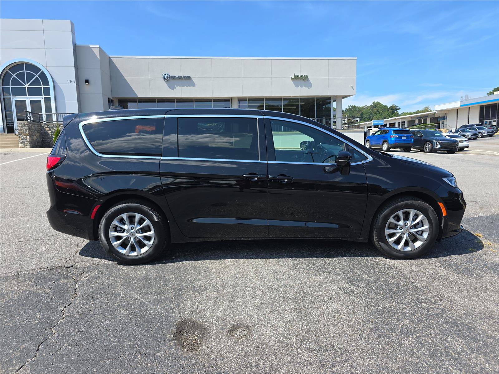 Used 2025 Chrysler Pacifica Select AWD/4WD image 2