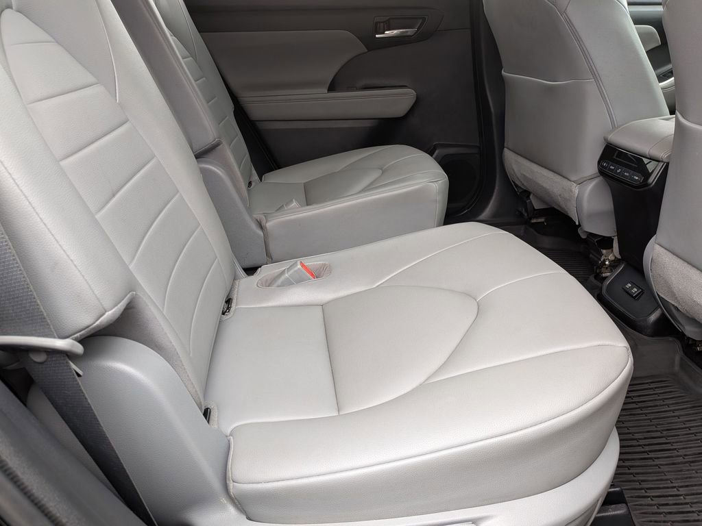 Used 2020 Toyota Highlander XLE AWD/4WD image 29